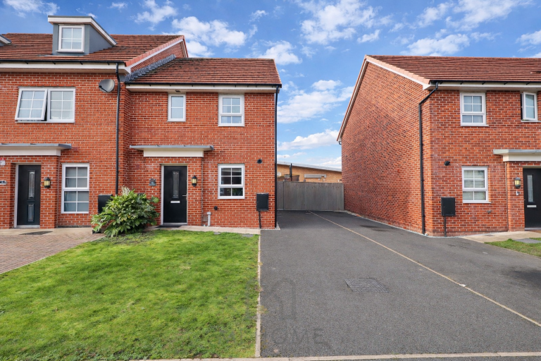 Mustang Close, Warton